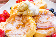 メイプルシロップ,シロップ,フルーツパンケーキ,バナナ,苺,イチゴ,いちご,ストロベリー,ベリー,ブルーベリー,スフレパンケーキ,ホットケーキ,パンケーキ,サワークリーム,クリーム,スイーツ,バター,フルーツ,菓子,お菓子,洋菓子,焼菓子,甘,焼き,料理,粉,砂糖,粉砂糖,ふわふわ,フワフワ,柔らかい,デザート,おやつ,グルメ,カフェ,垂れる,垂れ,cafe,cake,sweet,strawberry,fruit,blueberry,banana,cream,syrup,dessert,フルサイズ撮影