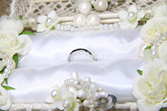 結婚式,結婚,ウェディング,マリッジ,指輪,結婚指輪,リング,プレゼント,贈り物,祝,贈,純白,リングピロー,バラ,薔薇,パール,造花,お祝い,贈り物,記念日,パートナー,プロポーズ,propose,partner,ring,present,wedding,anniversary