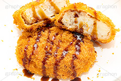 ソースのかかったコロッケ,ソース,コロッケ,ころっけ,牛肉,揚げ,油,つまみ,居酒屋,日本料理,和食,日本食,おやつ,おつまみ,惣菜,お惣菜,垂れ,japan,フルサイズ撮影