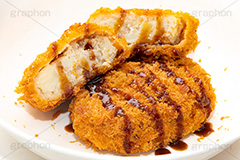 ソースのかかったコロッケ,ソース,コロッケ,ころっけ,牛肉,揚げ,油,つまみ,居酒屋,日本料理,和食,日本食,おやつ,おつまみ,惣菜,お惣菜,垂れ,japan,フルサイズ撮影