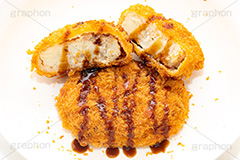 ソースのかかったコロッケ,ソース,コロッケ,ころっけ,牛肉,揚げ,油,つまみ,居酒屋,日本料理,和食,日本食,おやつ,おつまみ,惣菜,お惣菜,垂れ,japan,フルサイズ撮影