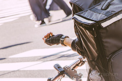 デリバリー,出前,宅配,配達,アルバイト,バイト,仕事,副業,リュック,バッグ,自転車,走る,走行,急ぐ,時間,腕時計,チャリ,ルール,マナー,交通,徐行,違反,距離,人物,街角,街角スナップ,スピード,delivery,bicycle,フルサイズ撮影