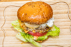 ハンバーガー,バーガー,サンド,パテ,ジューシー,ジャンク,ジャンキー,ジャンクフード,チェーン店,ファーストフード,ファストフード,洋食,ビーフ,牛肉,ベーコン,オニオン,トマト,レタス,チーズ,ソース,cheese,beef,hamburger,tomato,onion,フルサイズ撮影
