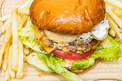 ハンバーガーとポテト,ハンバーガー,バーガー,サンド,フライドポテト,ポテトフライ,パテ,ジューシー,ジャンク,ジャンキー,ジャンクフード,チェーン店,ファーストフード,ファストフード,洋食,ビーフ,牛肉,ベーコン,オニオン,トマト,レタス,チーズ,ソース,cheese,beef,hamburger,potato,tomato,onion,potato,フルサイズ撮影