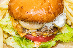 ハンバーガーとポテト,ハンバーガー,バーガー,サンド,フライドポテト,ポテトフライ,パテ,ジューシー,ジャンク,ジャンキー,ジャンクフード,チェーン店,ファーストフード,ファストフード,洋食,ビーフ,牛肉,ベーコン,オニオン,トマト,レタス,チーズ,ソース,cheese,beef,hamburger,potato,tomato,onion,potato,フルサイズ撮影