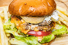 ハンバーガーとポテト,ハンバーガー,バーガー,サンド,フライドポテト,ポテトフライ,パテ,ジューシー,ジャンク,ジャンキー,ジャンクフード,チェーン店,ファーストフード,ファストフード,洋食,ビーフ,牛肉,ベーコン,オニオン,トマト,レタス,チーズ,ソース,cheese,beef,hamburger,potato,tomato,onion,potato,フルサイズ撮影