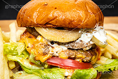 ハンバーガーとポテト,ハンバーガー,バーガー,サンド,フライドポテト,ポテトフライ,パテ,ジューシー,ジャンク,ジャンキー,ジャンクフード,チェーン店,ファーストフード,ファストフード,洋食,ビーフ,牛肉,ベーコン,オニオン,トマト,レタス,チーズ,ソース,cheese,beef,hamburger,potato,tomato,onion,potato,フルサイズ撮影