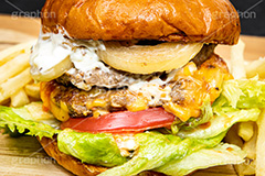 ハンバーガーとポテト,ハンバーガー,バーガー,サンド,フライドポテト,ポテトフライ,パテ,ジューシー,ジャンク,ジャンキー,ジャンクフード,チェーン店,ファーストフード,ファストフード,洋食,ビーフ,牛肉,ベーコン,オニオン,トマト,レタス,チーズ,ソース,cheese,beef,hamburger,potato,tomato,onion,potato,フルサイズ撮影