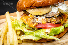 ハンバーガーとポテト,ハンバーガー,バーガー,サンド,フライドポテト,ポテトフライ,パテ,ジューシー,ジャンク,ジャンキー,ジャンクフード,チェーン店,ファーストフード,ファストフード,洋食,ビーフ,牛肉,ベーコン,オニオン,トマト,レタス,チーズ,ソース,cheese,beef,hamburger,potato,tomato,onion,potato,フルサイズ撮影
