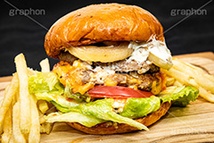 ハンバーガーとポテト,ハンバーガー,バーガー,サンド,フライドポテト,ポテトフライ,パテ,ジューシー,ジャンク,ジャンキー,ジャンクフード,チェーン店,ファーストフード,ファストフード,洋食,ビーフ,牛肉,ベーコン,オニオン,トマト,レタス,チーズ,ソース,cheese,beef,hamburger,potato,tomato,onion,potato,フルサイズ撮影