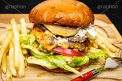 ハンバーガーとポテト,ハンバーガー,バーガー,サンド,フライドポテト,ポテトフライ,パテ,ジューシー,ジャンク,ジャンキー,ジャンクフード,チェーン店,ファーストフード,ファストフード,洋食,ビーフ,牛肉,ベーコン,オニオン,トマト,レタス,チーズ,ソース,cheese,beef,hamburger,potato,tomato,onion,potato,フルサイズ撮影
