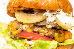 ハンバーガー,バーガー,サンド,パテ,ジューシー,ジャンク,ジャンキー,ジャンクフード,チェーン店,ファーストフード,ファストフード,洋食,ビーフ,牛肉,ベーコン,オニオン,トマト,レタス,チーズ,ソース,cheese,beef,hamburger,tomato,onion,フルサイズ撮影