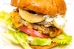 ハンバーガー,バーガー,サンド,パテ,ジューシー,ジャンク,ジャンキー,ジャンクフード,チェーン店,ファーストフード,ファストフード,洋食,ビーフ,牛肉,ベーコン,オニオン,トマト,レタス,チーズ,ソース,cheese,beef,hamburger,tomato,onion,フルサイズ撮影