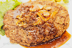 ハンバーグステーキ,ハンバーグ,バーグ,肉,肉食,ニンニク,にんにく,ガーリック,ガーリックチップ,焼き,洋食,こってり,コッテリ,おかず,ソース,タレ,こしょう,コショウ,胡椒,ペッパー,フルサイズ撮影