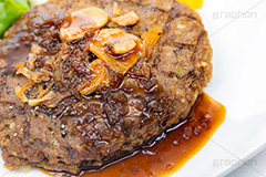 ハンバーグステーキ,ハンバーグ,バーグ,肉,肉食,ニンニク,にんにく,ガーリック,ガーリックチップ,焼き,洋食,こってり,コッテリ,おかず,ソース,タレ,こしょう,コショウ,胡椒,ペッパー,フルサイズ撮影
