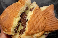 たいやき,たい焼き,鯛焼き,タイヤキ,チョコ,チョコレート,焼き,和菓子,和,和風,甘味,日本料理,菓子,お菓子,スイーツ,おやつ,スイート,甘い,デザート,粉もん,湯気,割る,sweet,japan,chocolate,フルサイズ撮影