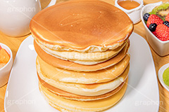 積み上げられたホットケーキ,ホットケーキ積み,ホットケーキ,パンケーキ,スイーツ,デザート,お菓子,菓子,甘,焼き,料理,家庭,粉,積,たくさん,おやつ,いちご,苺,ブルーベリー,キウイ,フルーツ,fruit,strawberry,blueberry,kiwi,sweet,cake,フルサイズ撮影