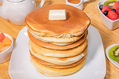 積み上げられたホットケーキ,ホットケーキ積み,ホットケーキ,パンケーキ,スイーツ,デザート,バター,お菓子,菓子,甘,焼き,料理,家庭,粉,積,たくさん,おやつ,いちご,苺,ブルーベリー,キウイ,フルーツ,fruit,strawberry,blueberry,kiwi,sweet,cake,butter,フルサイズ撮影