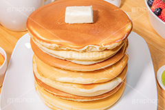 積み上げられたホットケーキ,ホットケーキ積み,ホットケーキ,パンケーキ,スイーツ,デザート,バター,お菓子,菓子,甘,焼き,料理,家庭,粉,積,たくさん,おやつ,sweet,cake,butter,フルサイズ撮影