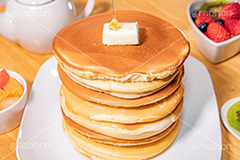 積み上げられたホットケーキ,ホットケーキ積み,ホットケーキ,パンケーキ,スイーツ,デザート,バター,ハニー,ハチミツ,はちみつ,蜂蜜,垂れ,垂れる,かける,お菓子,菓子,甘,焼き,料理,家庭,粉,積,たくさん,おやつ,いちご,苺,ブルーベリー,キウイ,フルーツ,fruit,strawberry,blueberry,kiwi,sweet,cake,butter,honey,フルサイズ撮影