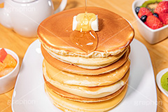 積み上げられたホットケーキ,ホットケーキ積み,ホットケーキ,パンケーキ,スイーツ,デザート,バター,ハニー,ハチミツ,はちみつ,蜂蜜,垂れ,垂れる,かける,お菓子,菓子,甘,焼き,料理,家庭,粉,積,たくさん,おやつ,いちご,苺,ブルーベリー,キウイ,フルーツ,fruit,strawberry,blueberry,kiwi,sweet,cake,butter,honey,フルサイズ撮影