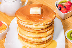 積み上げられたホットケーキ,ホットケーキ積み,ホットケーキ,パンケーキ,スイーツ,デザート,バター,ハニー,ハチミツ,はちみつ,蜂蜜,垂れ,垂れる,かける,お菓子,菓子,甘,焼き,料理,家庭,粉,積,たくさん,おやつ,いちご,苺,ブルーベリー,キウイ,フルーツ,fruit,strawberry,blueberry,kiwi,sweet,cake,butter,honey,フルサイズ撮影