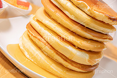 積み上げられたホットケーキ,ホットケーキ積み,ホットケーキ,パンケーキ,スイーツ,デザート,ハニー,ハチミツ,はちみつ,蜂蜜,垂れ,垂れる,かける,お菓子,菓子,甘,焼き,料理,家庭,粉,積,たくさん,おやつ,sweet,cake,honey,フルサイズ撮影