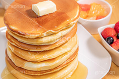 積み上げられたホットケーキ,ホットケーキ積み,ホットケーキ,パンケーキ,スイーツ,デザート,バター,ハニー,ハチミツ,はちみつ,蜂蜜,垂れ,垂れる,かける,お菓子,菓子,甘,焼き,料理,家庭,粉,積,たくさん,おやつ,いちご,苺,ブルーベリー,フルーツ,fruit,strawberry,blueberry,sweet,cake,butter,honey,フルサイズ撮影