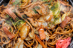ソース焼きそば,焼きそば,ヤキソバ,やきそば,焼そば,粉もん,麺類,麺,和食,日本食,日本料理,炒め,ソース,ソウルフード,キャベツ,きゃべつ,にんじん,ニンジン,豚肉,青海苔,青のり,紅しょうが,湯気,つまみ,おつまみ,soulfood,japan,フルサイズ撮影