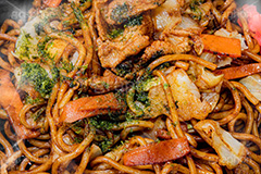 ソース焼きそば,焼きそば,ヤキソバ,やきそば,焼そば,粉もん,麺類,麺,和食,日本食,日本料理,炒め,ソース,ソウルフード,キャベツ,きゃべつ,にんじん,ニンジン,豚肉,青海苔,青のり,湯気,つまみ,おつまみ,soulfood,japan,フルサイズ撮影