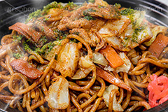 ソース焼きそば,焼きそば,ヤキソバ,やきそば,焼そば,粉もん,麺類,麺,和食,日本食,日本料理,炒め,ソース,ソウルフード,キャベツ,きゃべつ,にんじん,ニンジン,豚肉,青海苔,青のり,紅しょうが,湯気,つまみ,おつまみ,soulfood,japan,フルサイズ撮影