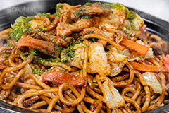 ソース焼きそば,焼きそば,ヤキソバ,やきそば,焼そば,粉もん,麺類,麺,和食,日本食,日本料理,炒め,ソース,ソウルフード,キャベツ,きゃべつ,にんじん,ニンジン,豚肉,青海苔,青のり,湯気,つまみ,おつまみ,soulfood,japan,フルサイズ撮影