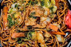 ソース焼きそば,焼きそば,ヤキソバ,やきそば,焼そば,粉もん,麺類,麺,和食,日本食,日本料理,炒め,ソース,ソウルフード,キャベツ,きゃべつ,にんじん,ニンジン,豚肉,青海苔,青のり,紅しょうが,つまみ,おつまみ,soulfood,japan,フルサイズ撮影