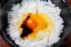 卵かけごはん,卵かけご飯,卵,生卵,TKG,醤油,しょうゆ,垂れ,垂れる,かける,ごはん,あつあつ白飯,炊き立て炊き立てごはん,炊き,米,白米,ご飯,お米,和食,日本食,日本料理,湯気,茶碗,ちゃわん,湯気,熱々,アツアツ,あつあつ,ホクホク,ほくほく,グルメ,rice,japan,フルサイズ撮影