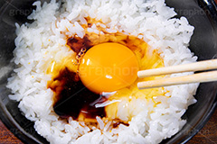 卵かけごはん,卵かけご飯,卵,生卵,TKG,醤油,しょうゆ,混ぜ,ごはん,あつあつ白飯,炊き立て炊き立てごはん,炊き,米,白米,ご飯,お米,和食,日本食,日本料理,湯気,茶碗,ちゃわん,はし,箸,湯気,熱々,アツアツ,あつあつ,ホクホク,ほくほく,グルメ,rice,japan,フルサイズ撮影