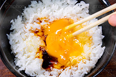 卵かけごはん,卵かけご飯,卵,生卵,TKG,醤油,しょうゆ,混ぜ,ごはん,あつあつ白飯,炊き立て炊き立てごはん,炊き,米,白米,ご飯,お米,和食,日本食,日本料理,湯気,茶碗,ちゃわん,はし,箸,湯気,熱々,アツアツ,あつあつ,ホクホク,ほくほく,グルメ,rice,japan,フルサイズ撮影