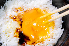卵かけごはん,卵かけご飯,卵,生卵,TKG,醤油,しょうゆ,混ぜ,ごはん,あつあつ白飯,炊き立て炊き立てごはん,炊き,米,白米,ご飯,お米,和食,日本食,日本料理,湯気,茶碗,ちゃわん,はし,箸,グルメ,rice,japan,フルサイズ撮影
