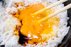 卵かけごはん,卵かけご飯,卵,生卵,TKG,醤油,しょうゆ,混ぜ,ごはん,あつあつ白飯,炊き立て炊き立てごはん,炊き,米,白米,ご飯,お米,和食,日本食,日本料理,湯気,茶碗,ちゃわん,はし,箸,グルメ,rice,japan,フルサイズ撮影