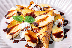 チョコバナナ・フレンチトースト,チョコバナナ,フレンチトースト,トースト,ミルク,牛乳,たまご,食パン,パン,ぱん,ブレックファースト,カフェ,朝食,おやつ,菓子パン,菓子,お菓子,焼き菓子,焼菓子,スイーツ,甘い,しっとり,バター,小麦粉,焼き,バナナ,チョコレート,チョコ,生クリーム,ミント,ペパーミント,banana,chocolate,butter,bread,breakfast,toast,cafe,フルサイズ撮影
