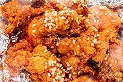 ヤンニョムチキン,ヤンニョム,チキン,フライドチキン,クリスピーチキン,甘辛,タレ,唐揚げ,から揚げ,鶏肉,揚げ,コチュジャン,ケチャップ,カリカリ,ジューシー,ジャンクフード,ジャンキー,照り,ナッツ,韓国グルメ,湯気,chicken,nuts,フルサイズ撮影