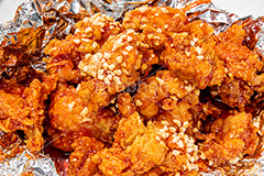 ヤンニョムチキン,ヤンニョム,チキン,フライドチキン,クリスピーチキン,甘辛,タレ,唐揚げ,から揚げ,鶏肉,揚げ,コチュジャン,ケチャップ,カリカリ,ジューシー,ジャンクフード,ジャンキー,照り,ナッツ,韓国グルメ,chicken,nuts,フルサイズ撮影