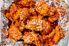 ヤンニョムチキン,ヤンニョム,チキン,フライドチキン,クリスピーチキン,甘辛,タレ,唐揚げ,から揚げ,鶏肉,揚げ,コチュジャン,ケチャップ,カリカリ,ジューシー,ジャンクフード,ジャンキー,照り,ナッツ,韓国グルメ,chicken,nuts,フルサイズ撮影
