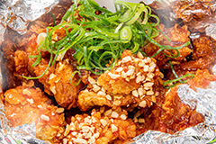 ヤンニョムチキン,ヤンニョム,チキン,フライドチキン,クリスピーチキン,甘辛,タレ,唐揚げ,から揚げ,鶏肉,揚げ,コチュジャン,ケチャップ,カリカリ,ジューシー,ジャンクフード,ジャンキー,照り,ナッツ,韓国グルメ,ねぎ,ネギ,湯気,chicken,nuts,フルサイズ撮影