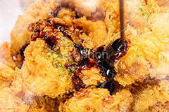 ヤンニョムチキン,ヤンニョム,チキン,クリスピーチキン,フライドチキン,甘辛,タレ,垂れ,垂れる,かける,唐揚げ,から揚げ,鶏肉,揚げ,コチュジャン,ケチャップ,カリカリ,ジューシー,ジャンクフード,ジャンキー,韓国グルメ,湯気,chicken,フルサイズ撮影