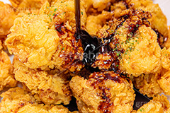 ヤンニョムチキン,ヤンニョム,チキン,クリスピーチキン,フライドチキン,甘辛,タレ,垂れ,垂れる,かける,唐揚げ,から揚げ,鶏肉,揚げ,コチュジャン,ケチャップ,カリカリ,ジューシー,ジャンクフード,ジャンキー,韓国グルメ,chicken,フルサイズ撮影