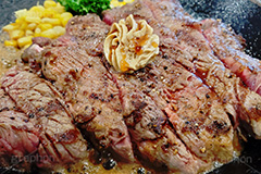ステーキ,鉄板,肉,肉食,ビーフ,湯気,あつあつ,熱々,牛肉,焦げ,焼き,バター,レア,脂,脂質,スタミナ,洋食,タレ,ペッパー,meat,steak,garlic,beef,butter,スマホ撮影