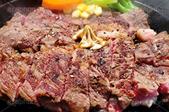 ステーキ,鉄板,肉,肉食,ビーフ,湯気,あつあつ,熱々,牛肉,焦げ,焼き,バター,レア,脂,脂質,スタミナ,洋食,タレ,ペッパー,meat,steak,garlic,beef,butter,スマホ撮影