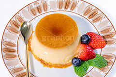 プリンアラモード,焼きプリン,プリン,ぷりん,プディング,カラメル,フルーツ,いちご,ベリー,ブルーベリー,ミント,ペパーミント,たまご,デザート,おやつ,スイーツ,菓子,お菓子,焼菓子,焼き菓子,甘い,スプーン,sweet,pudding,spoon,mint