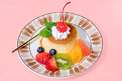 プリンアラモード,焼きプリン,プリン,ぷりん,プディング,カラメル,クリーム,生クリーム,フルーツ,いちご,ベリー,ブルーベリー,さくらんぼ,サクランボ,キウイ,キウイフルーツ,ミント,ペパーミント,たまご,デザート,おやつ,スイーツ,菓子,お菓子,焼菓子,焼き菓子,甘い,スプーン,sweet,pudding,spoon,mint
