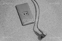 抜かれたコンセント,コンセント,抜く,電源,節電,待機電力,電力,エアコン,モノクロ,白黒,しろくろ,モノクローム,単色画,単彩画,単色,フルサイズ撮影